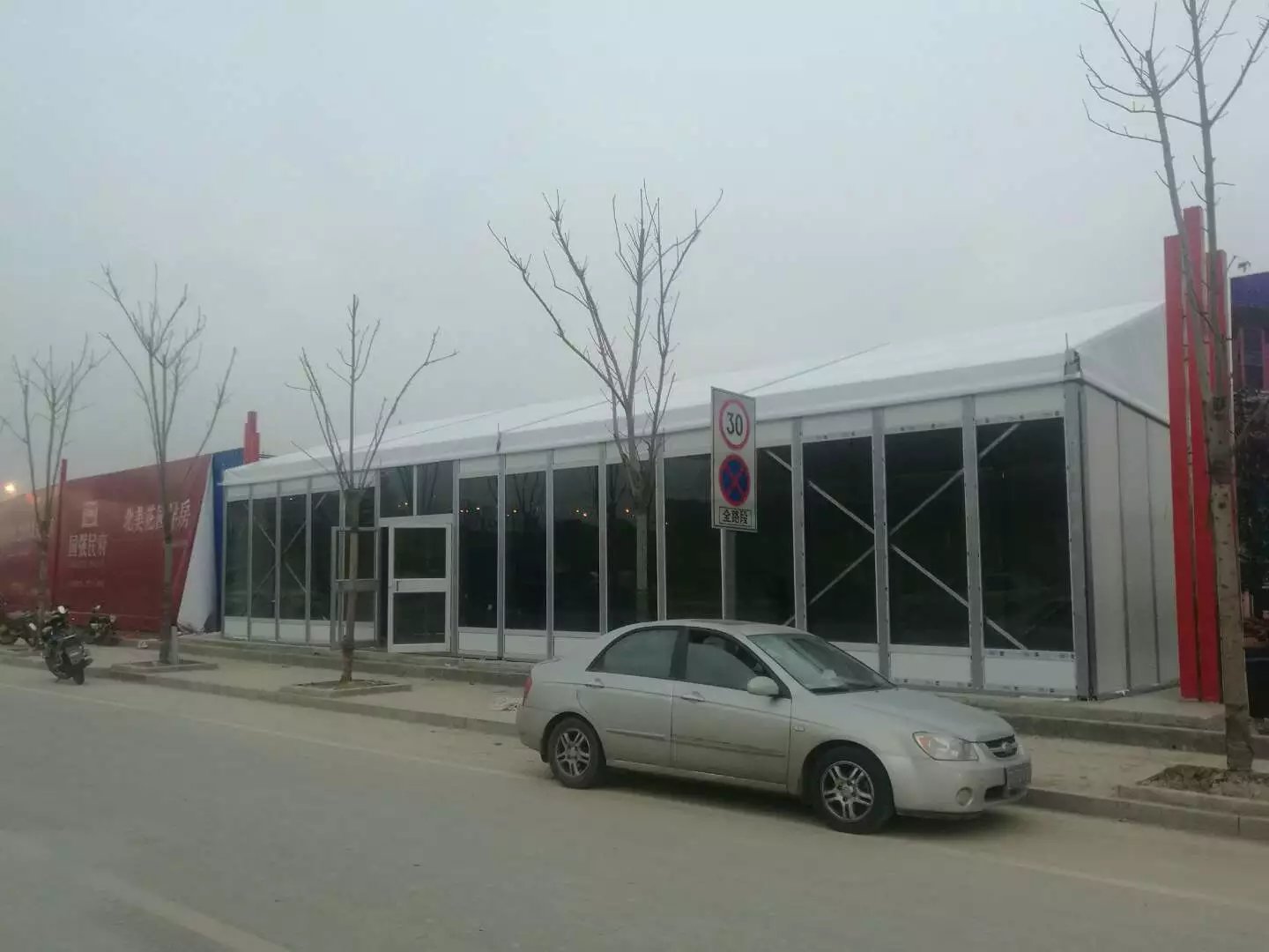 景美篷房傾力打造：滁州國強民富售樓處定制精品玻璃夾心硬質(zhì)玻璃篷房